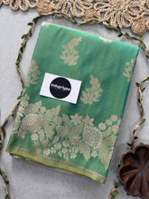 Indupriyaa Perrot Green Handloom Soft Silk Saree With Rich Pallu