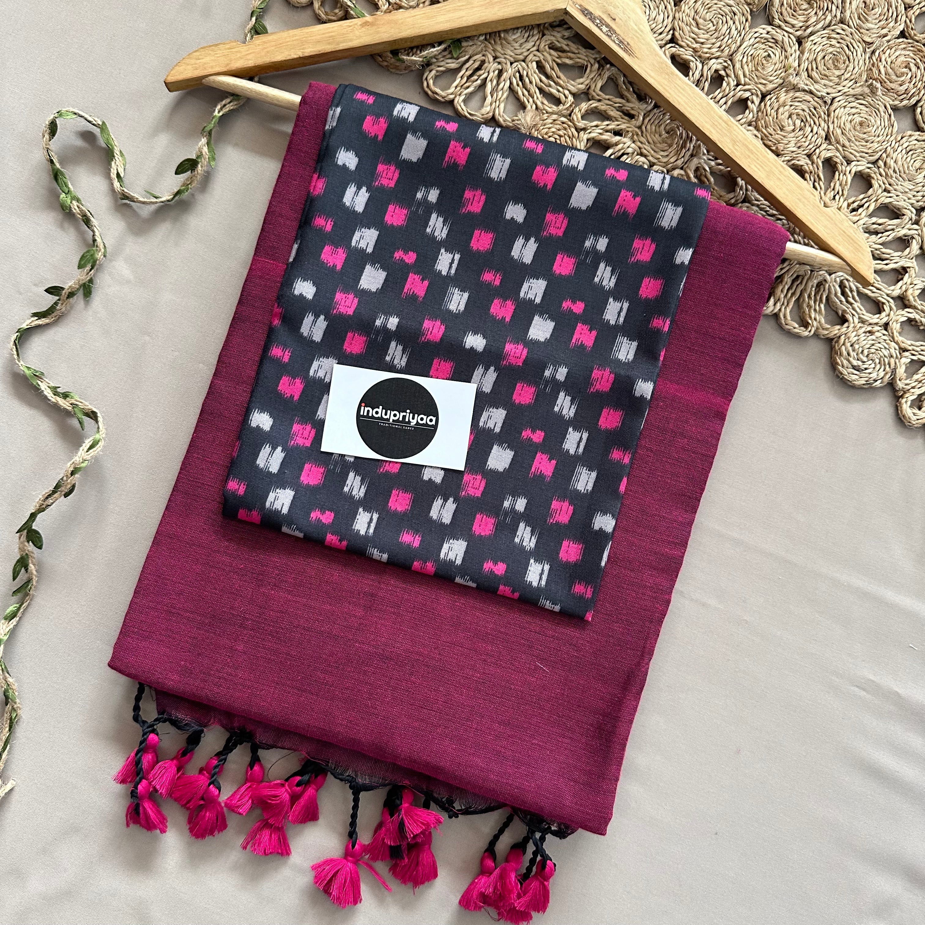 Light Wine Handloom Cotton Saree With Black Colour Print Blouse